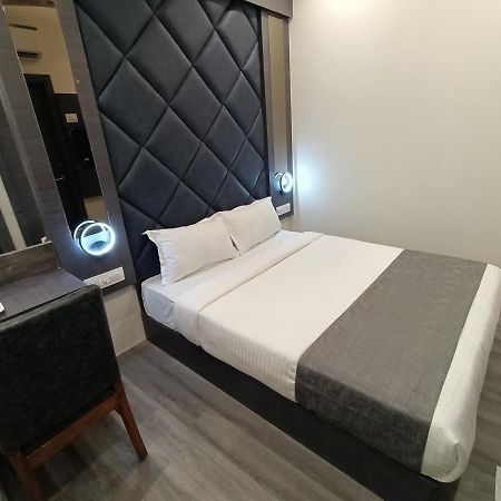 Hotel Classio Andheri - Near Dn Nagar Metro Station Мумбай Екстериор снимка
