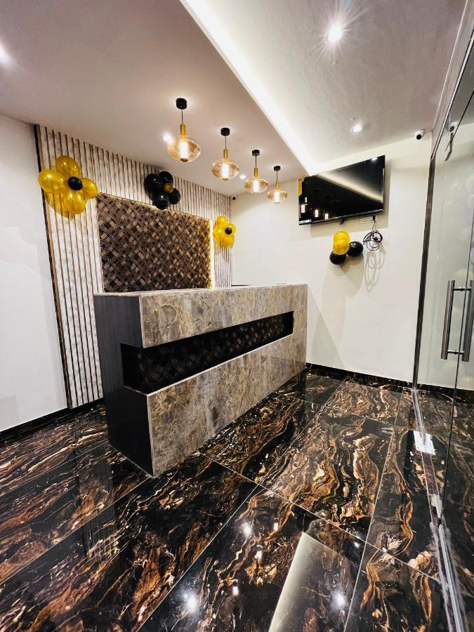 Hotel Classio Andheri - Near Dn Nagar Metro Station Мумбай Екстериор снимка