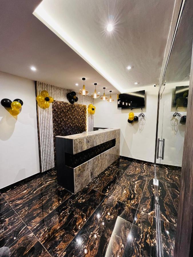 Hotel Classio Andheri - Near Dn Nagar Metro Station Мумбай Екстериор снимка