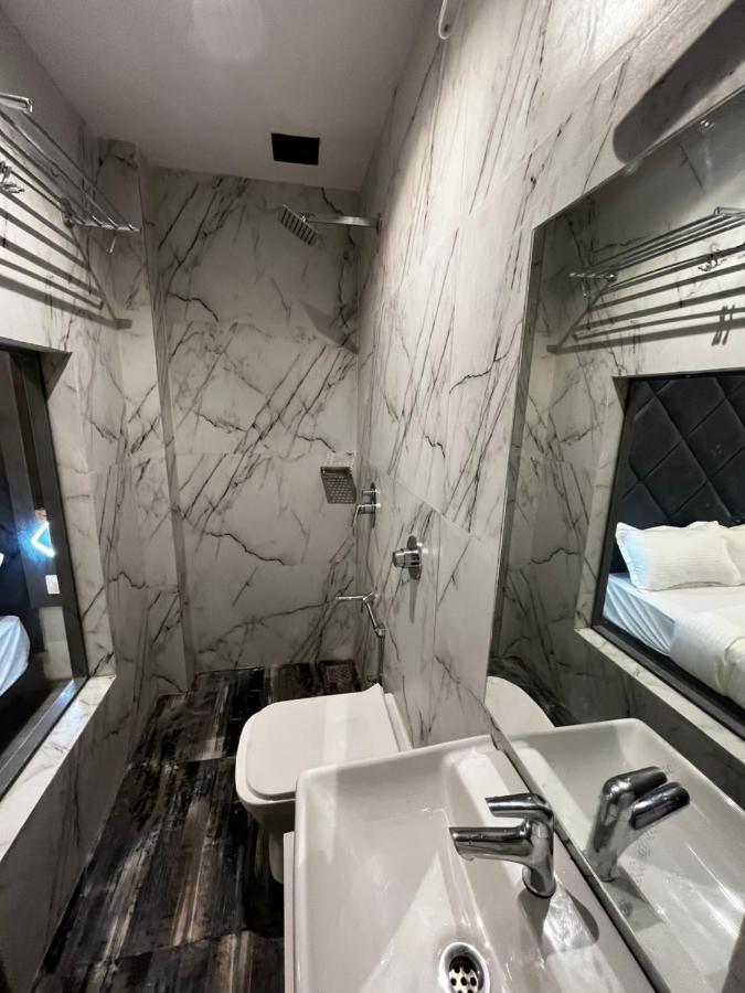 Hotel Classio Andheri - Near Dn Nagar Metro Station Мумбай Екстериор снимка