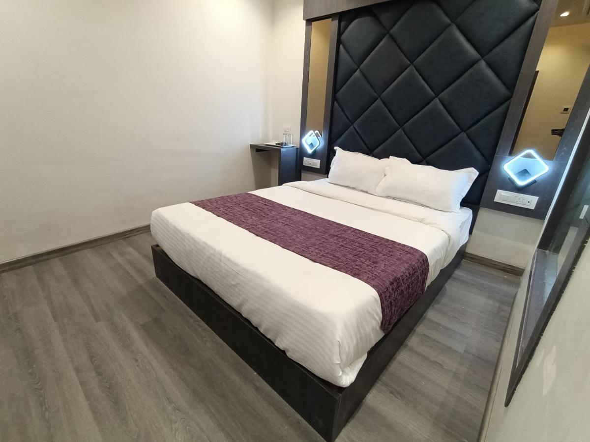 Hotel Classio Andheri - Near Dn Nagar Metro Station Мумбай Екстериор снимка