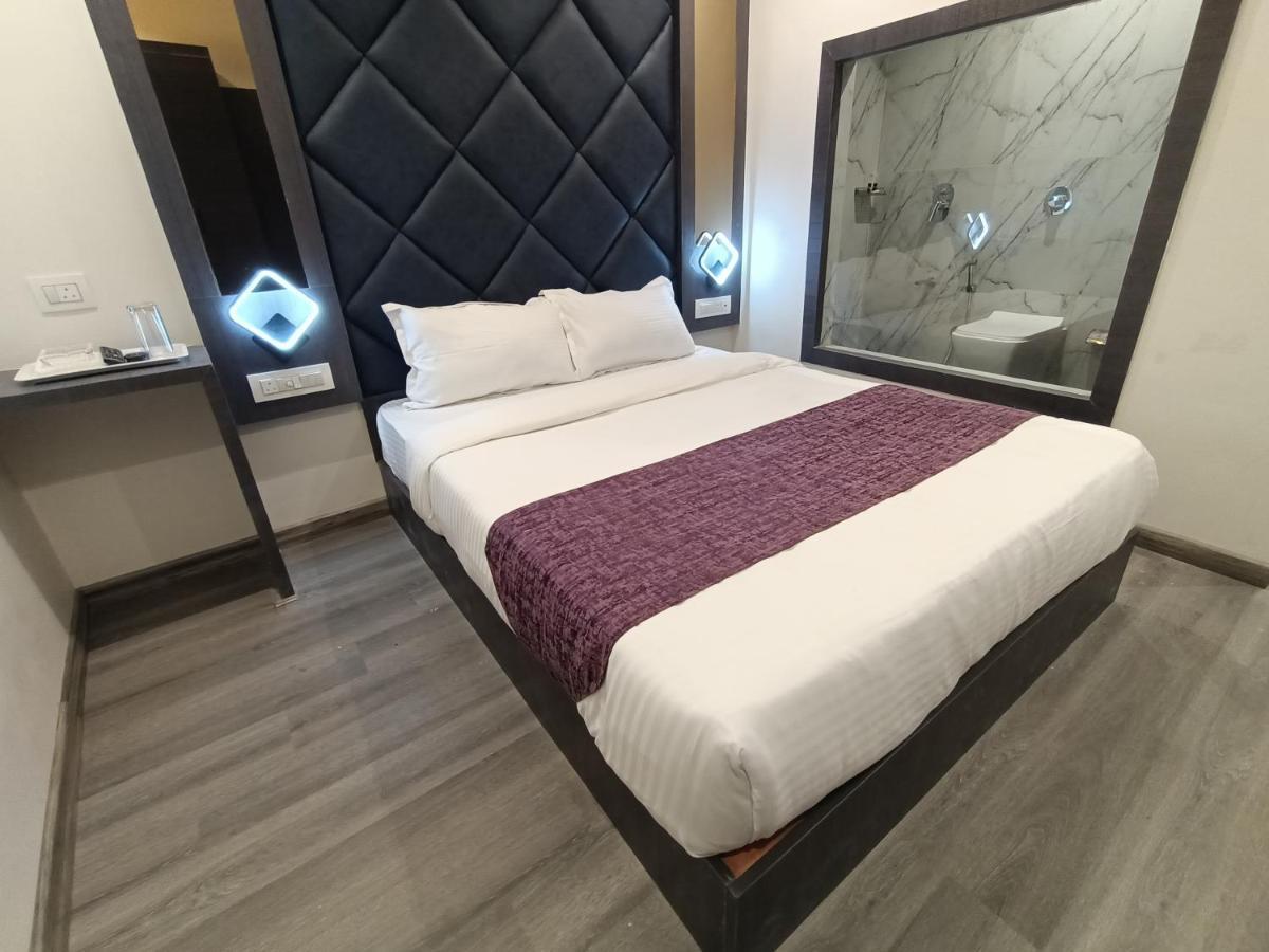 Hotel Classio Andheri - Near Dn Nagar Metro Station Мумбай Екстериор снимка