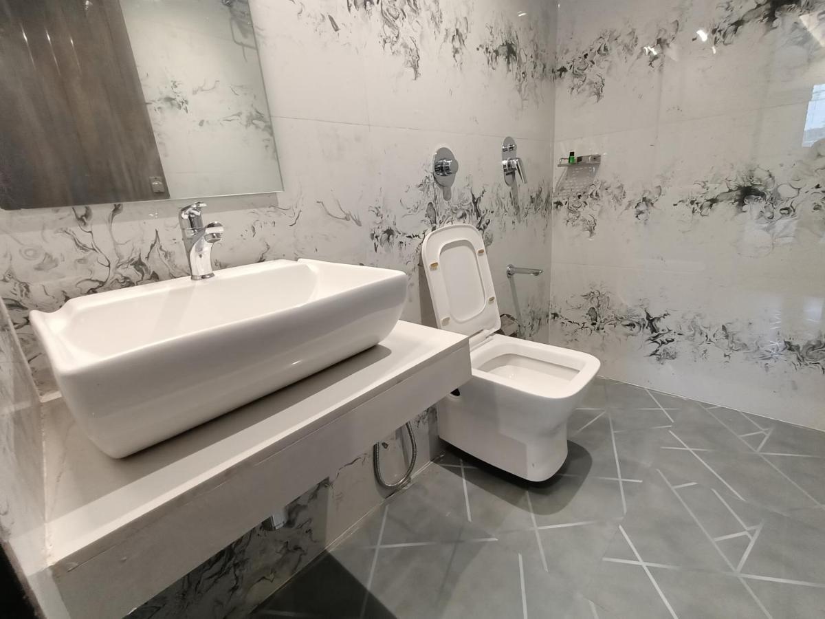 Hotel Classio Andheri - Near Dn Nagar Metro Station Мумбай Екстериор снимка
