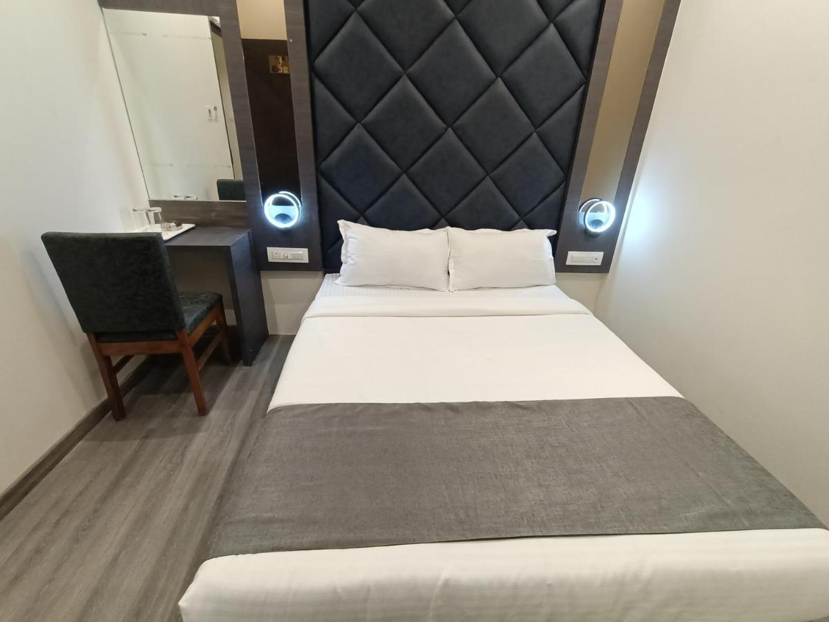 Hotel Classio Andheri - Near Dn Nagar Metro Station Мумбай Екстериор снимка