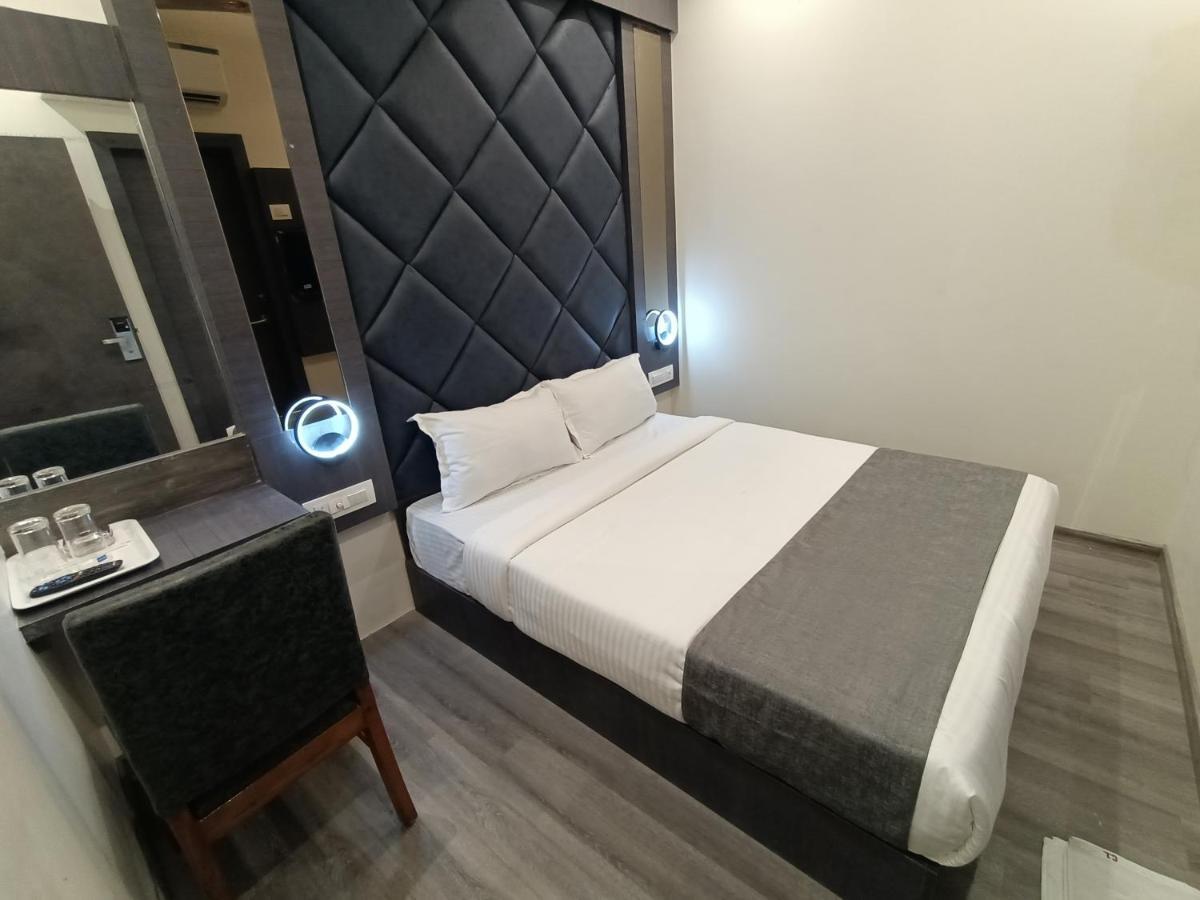 Hotel Classio Andheri - Near Dn Nagar Metro Station Мумбай Екстериор снимка