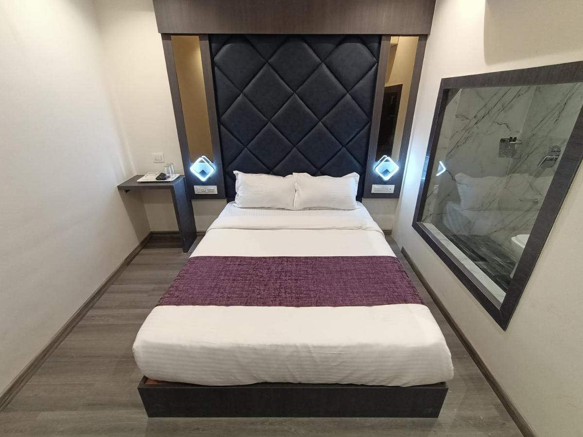 Hotel Classio Andheri - Near Dn Nagar Metro Station Мумбай Екстериор снимка