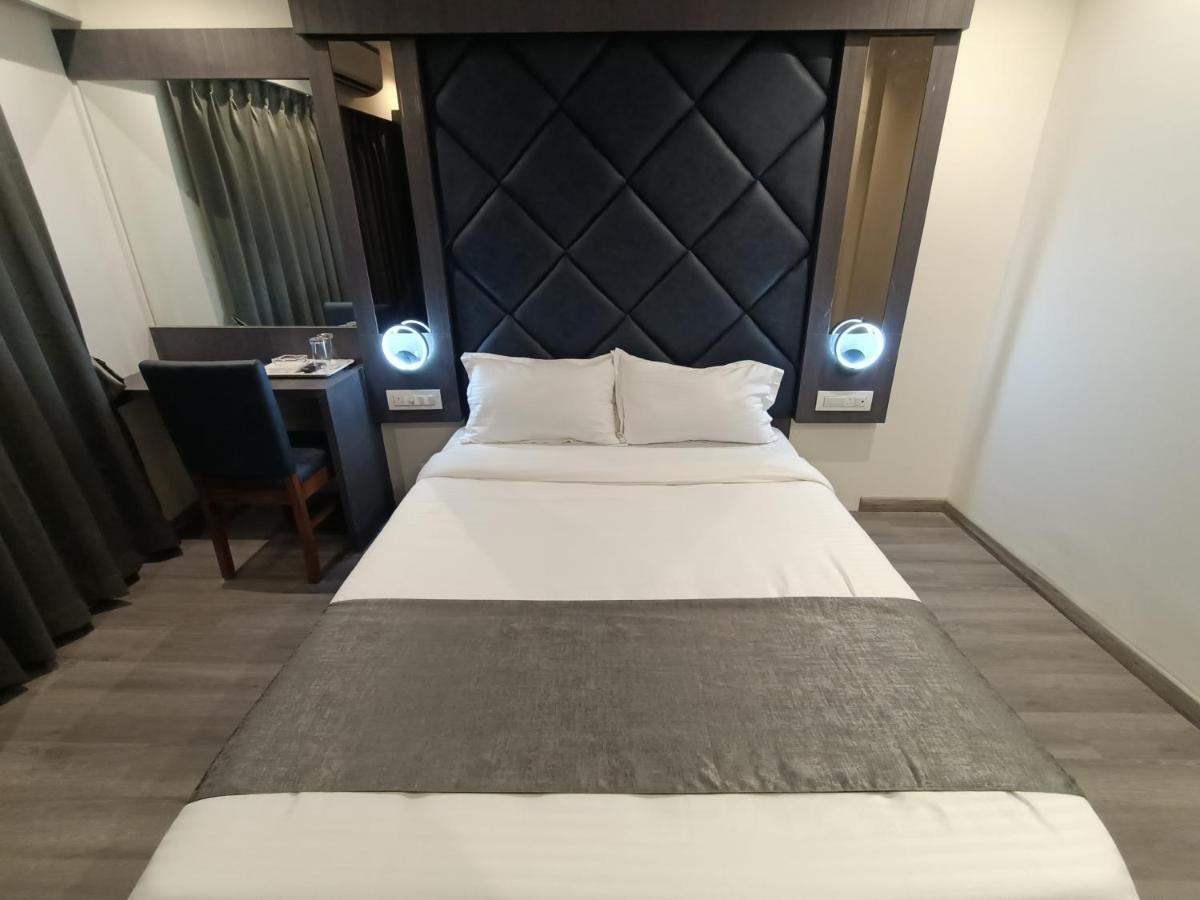 Hotel Classio Andheri - Near Dn Nagar Metro Station Мумбай Екстериор снимка