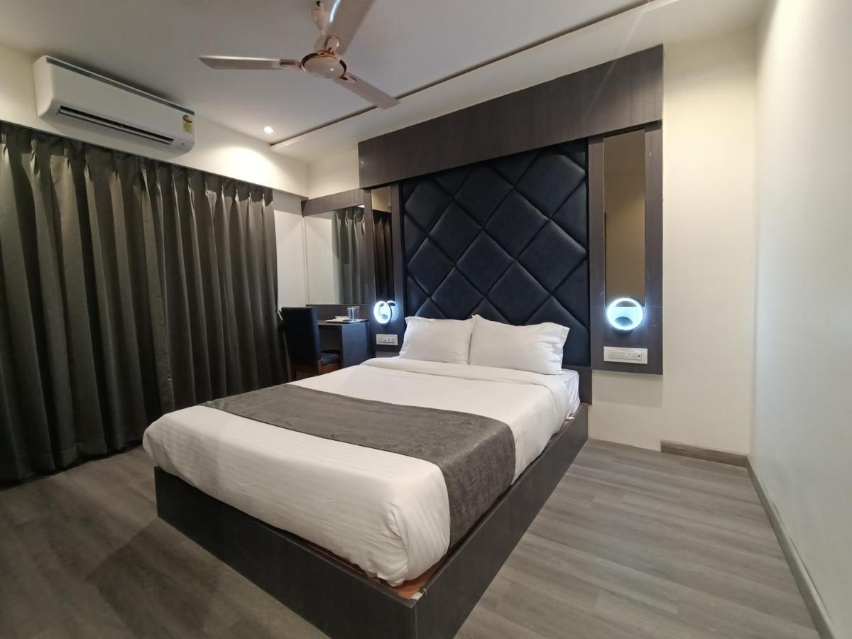 Hotel Classio Andheri - Near Dn Nagar Metro Station Мумбай Екстериор снимка