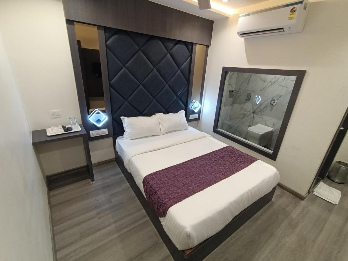 Hotel Classio Andheri - Near Dn Nagar Metro Station Мумбай Екстериор снимка