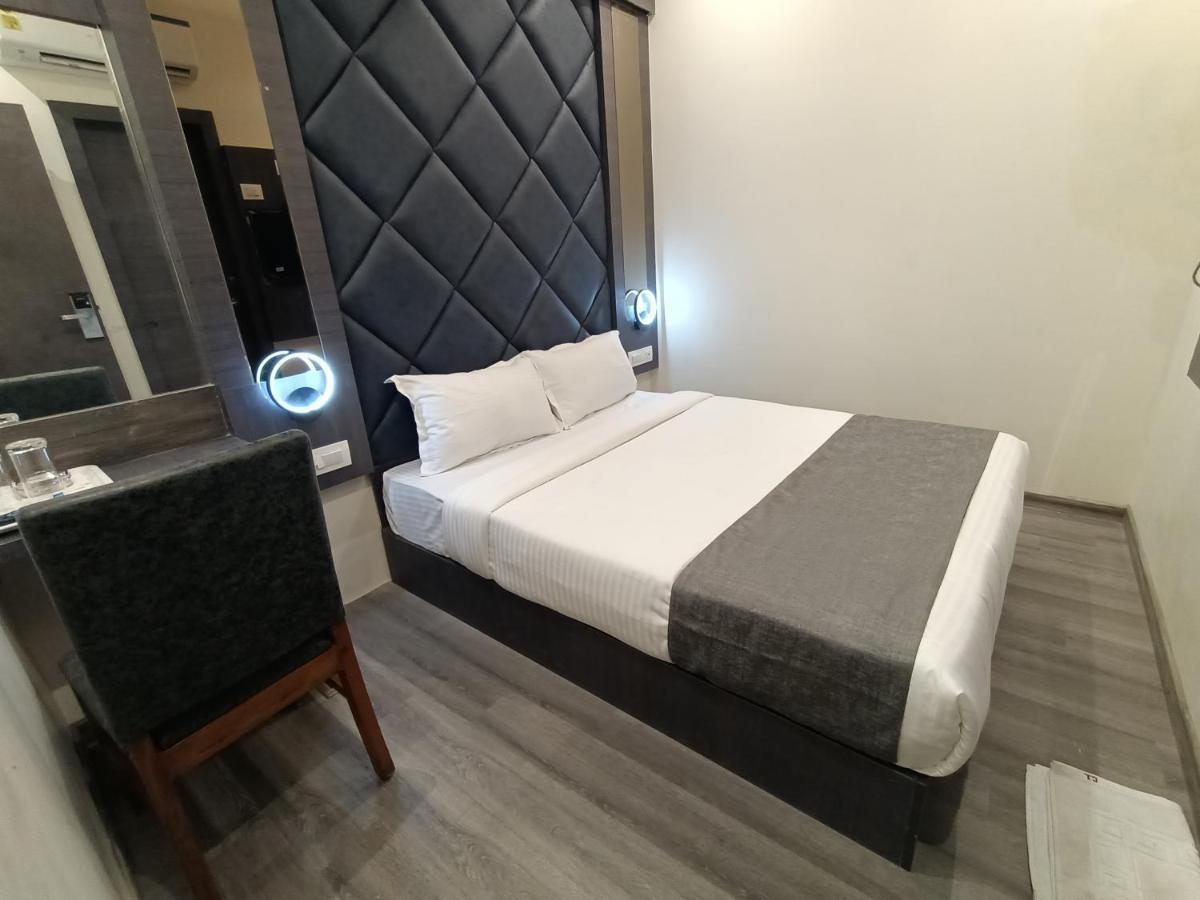 Hotel Classio Andheri - Near Dn Nagar Metro Station Мумбай Екстериор снимка