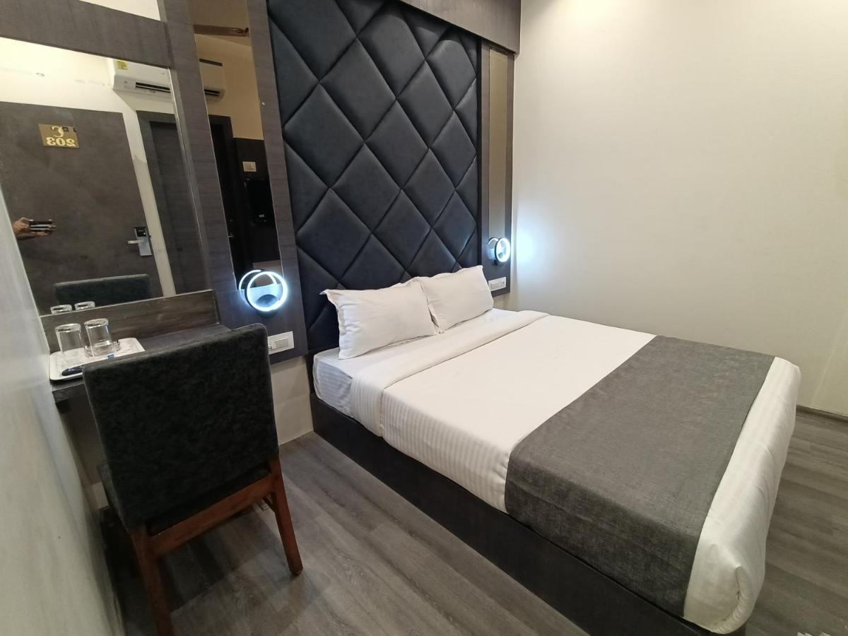Hotel Classio Andheri - Near Dn Nagar Metro Station Мумбай Екстериор снимка