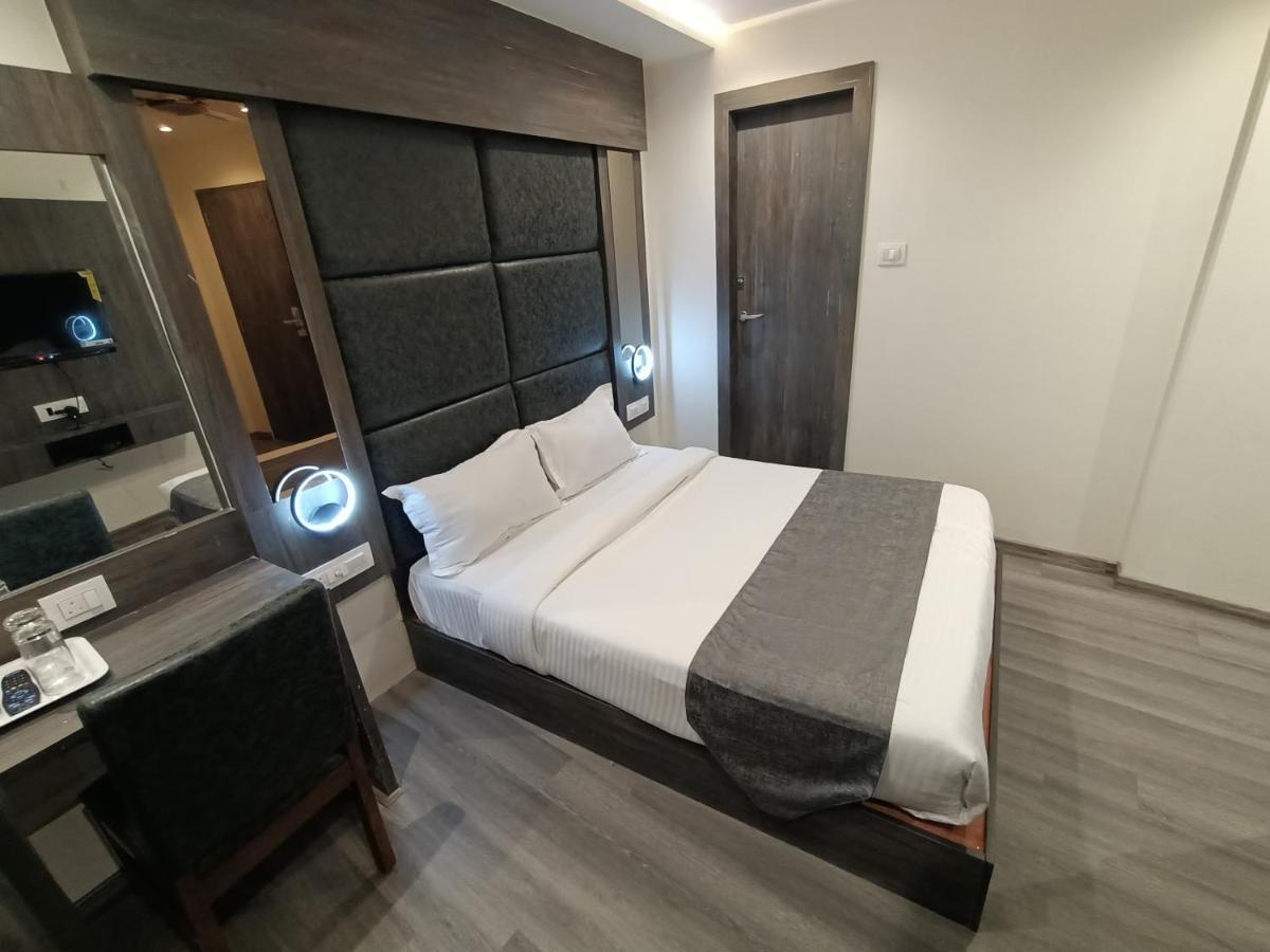 Hotel Classio Andheri - Near Dn Nagar Metro Station Мумбай Екстериор снимка