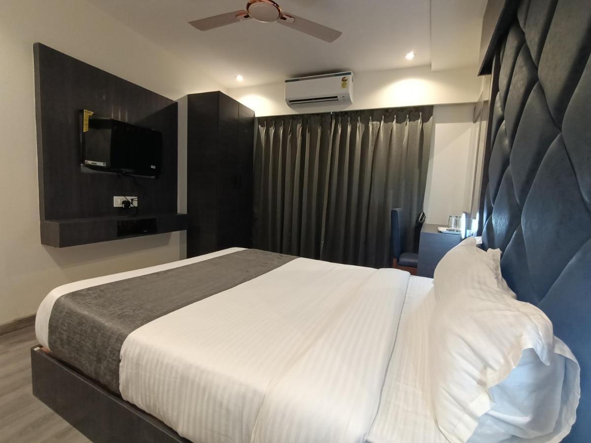 Hotel Classio Andheri - Near Dn Nagar Metro Station Мумбай Екстериор снимка