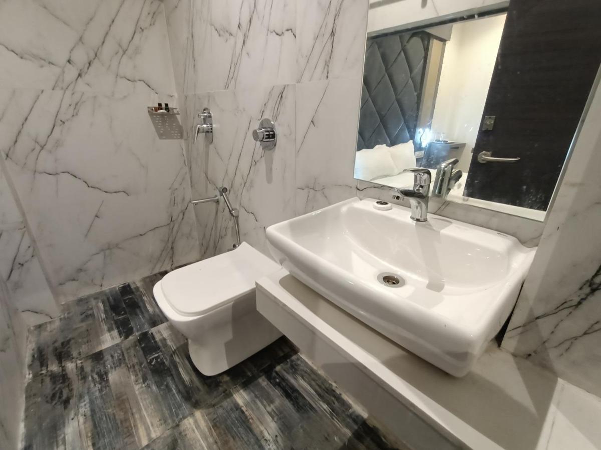 Hotel Classio Andheri - Near Dn Nagar Metro Station Мумбай Екстериор снимка