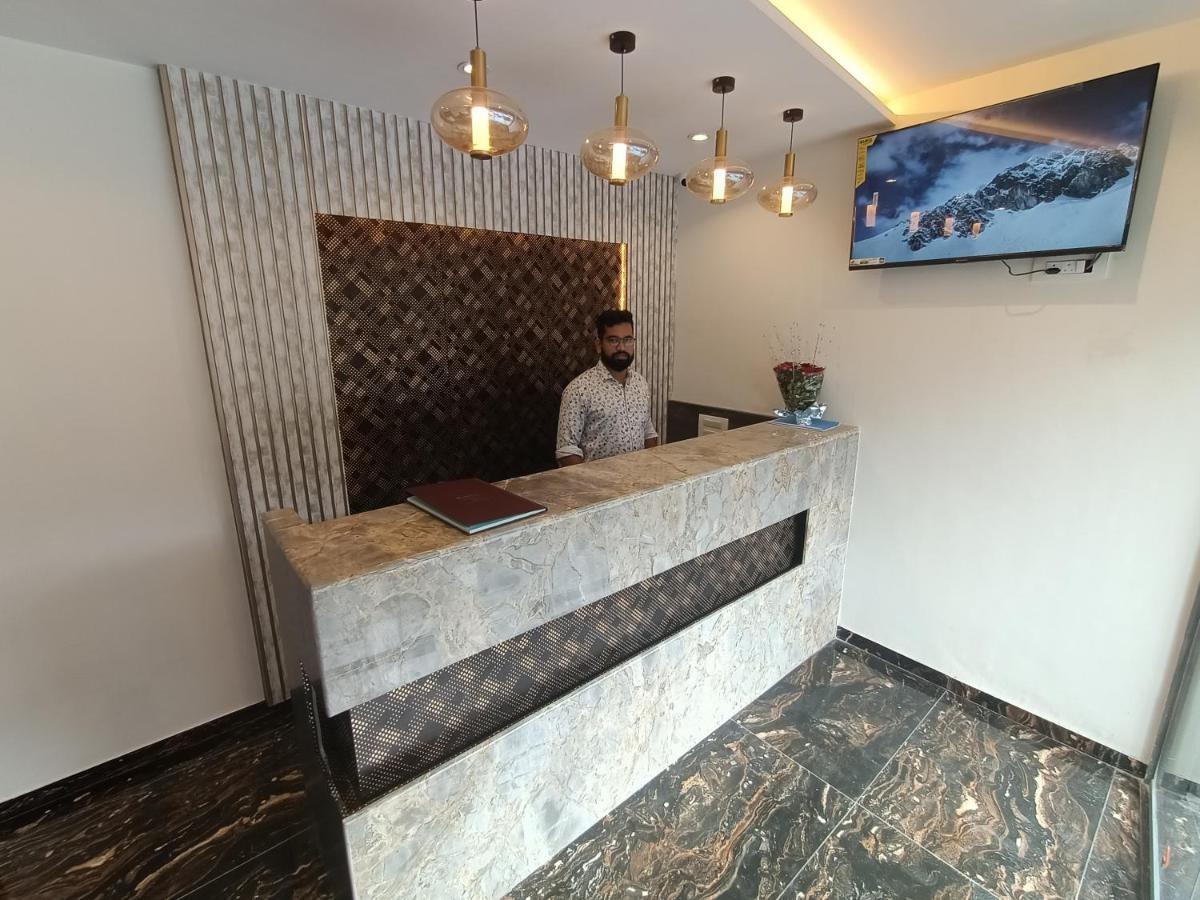 Hotel Classio Andheri - Near Dn Nagar Metro Station Мумбай Екстериор снимка