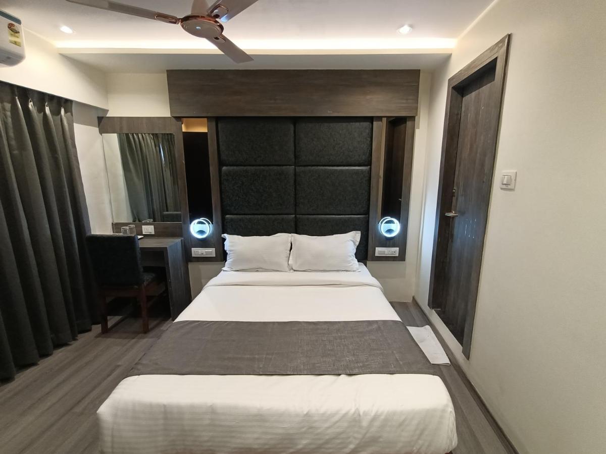 Hotel Classio Andheri - Near Dn Nagar Metro Station Мумбай Екстериор снимка