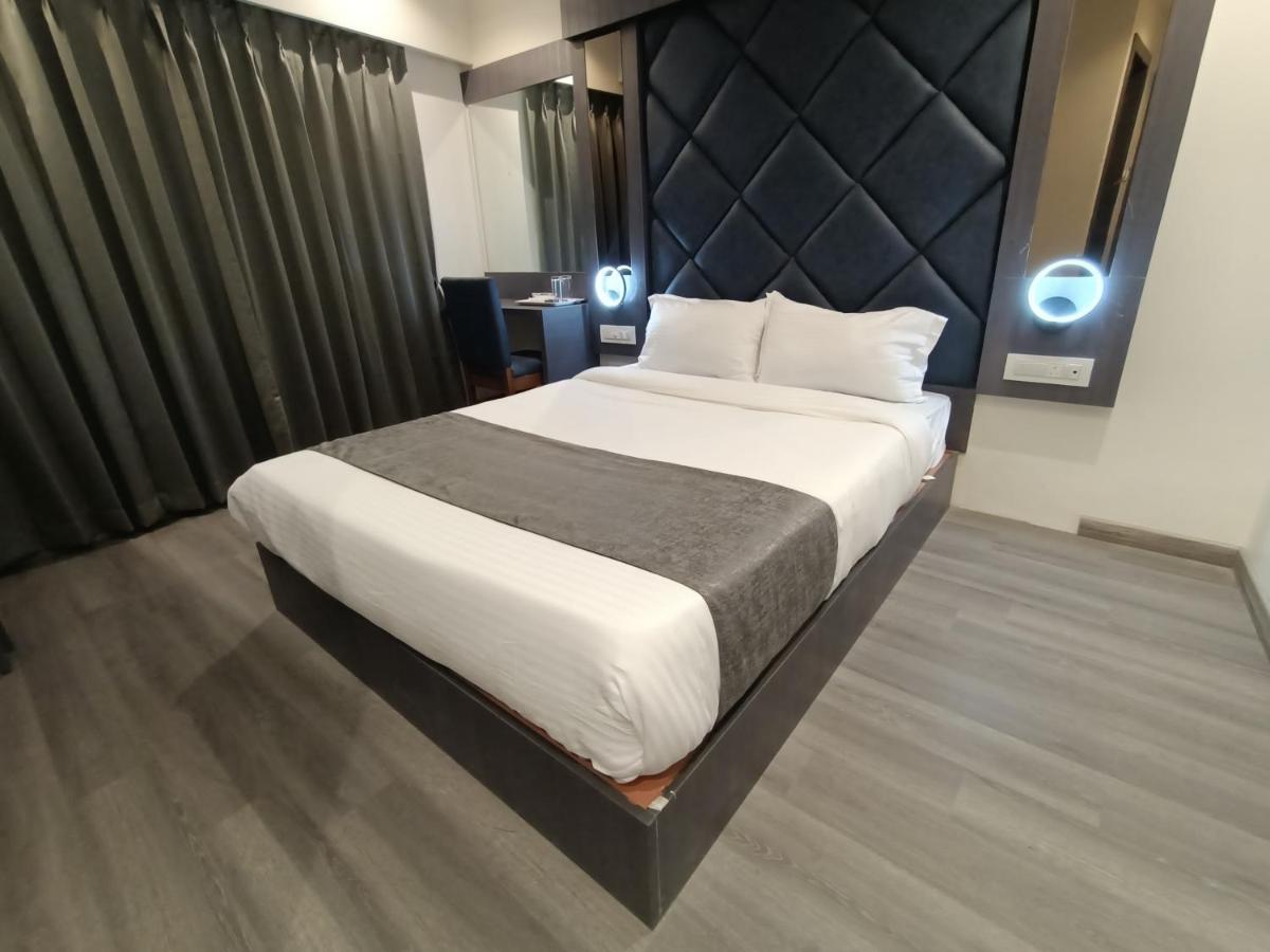 Hotel Classio Andheri - Near Dn Nagar Metro Station Мумбай Екстериор снимка