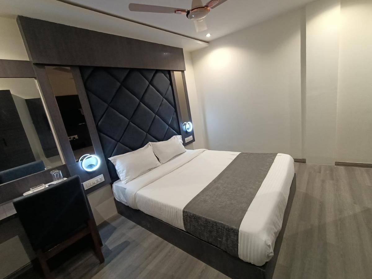Hotel Classio Andheri - Near Dn Nagar Metro Station Мумбай Екстериор снимка