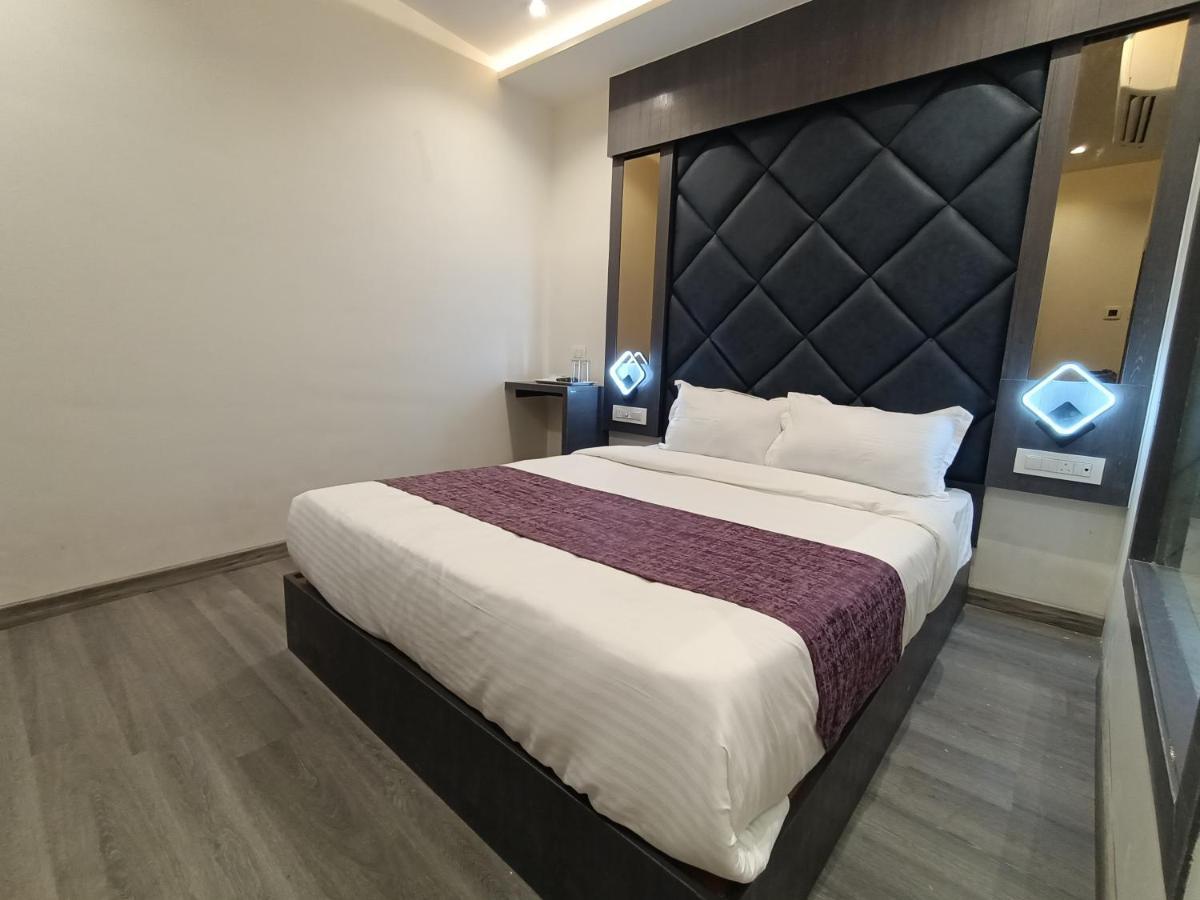 Hotel Classio Andheri - Near Dn Nagar Metro Station Мумбай Екстериор снимка