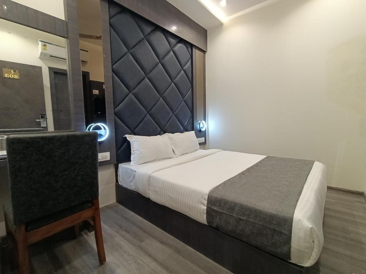 Hotel Classio Andheri - Near Dn Nagar Metro Station Мумбай Екстериор снимка